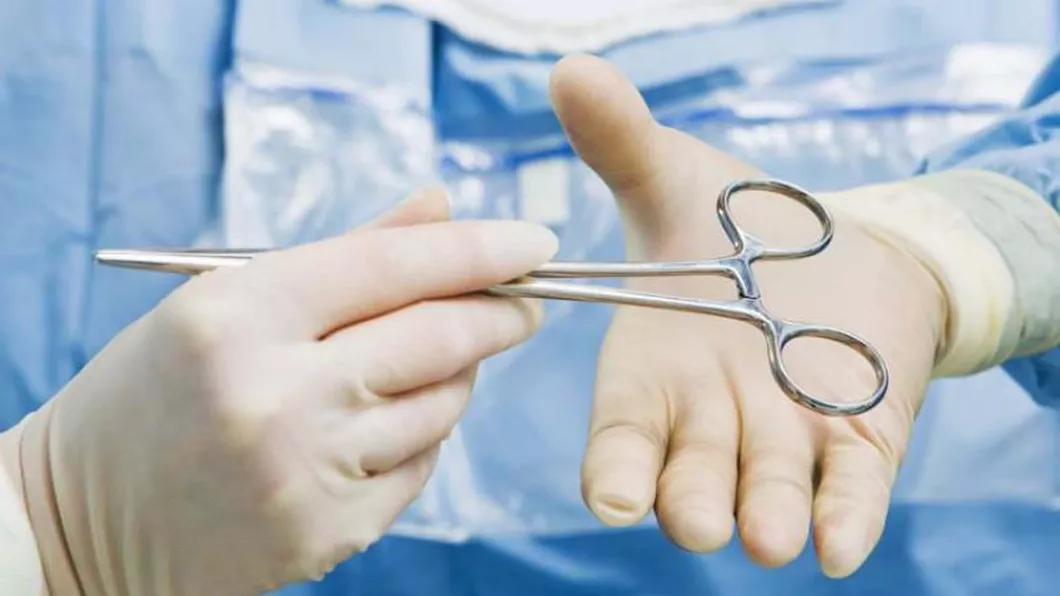 Impardonabil Un medic filmat în timpul unei intervenţii fără mănuşi chirurgicale - UPDATE