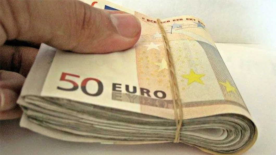 Felicitări O tânără a găsit un portofel cu zeci de mii de euro şi l-a returnat poliţiei