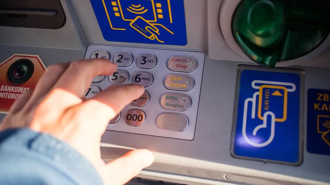 Caz şocant la Hunedoara Un bărbat s-a electrocutat în timp ce voia să retragă bani de la bancomat