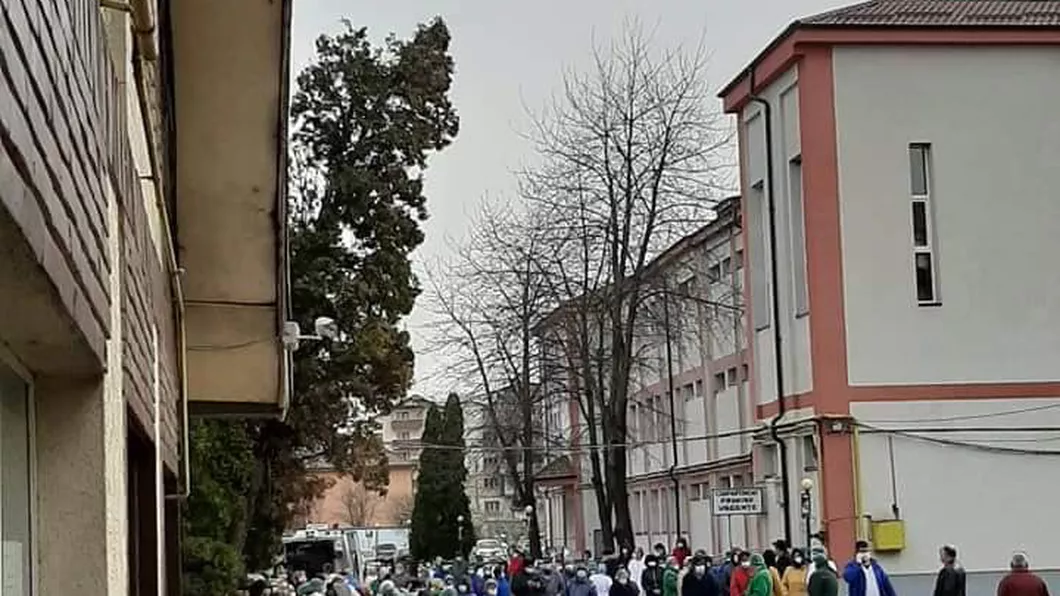 Revoltă în sistemul medical din România Medicii de la Spitalul din Dorohoi îşi strigă nemulţumirile - FOTO UPDATE