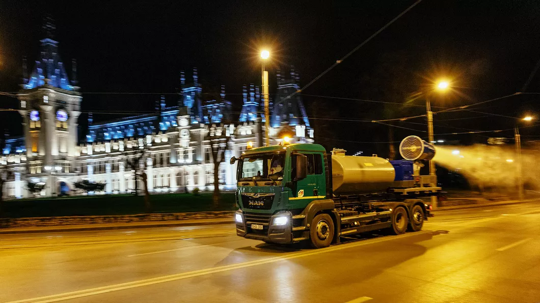 Străzile din Iași dezinfectate noaptea cu substanțe biocide - FOTO