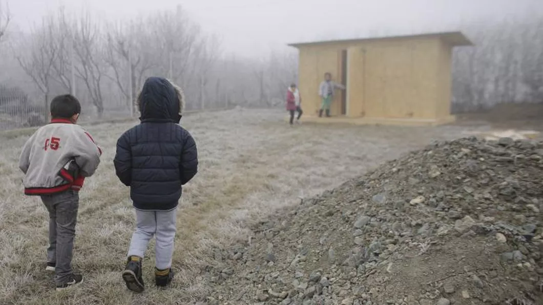 Adevărata dramă din România Peste o treime dintre copiii din România trăiesc în locuinţe fără toaletă în interior