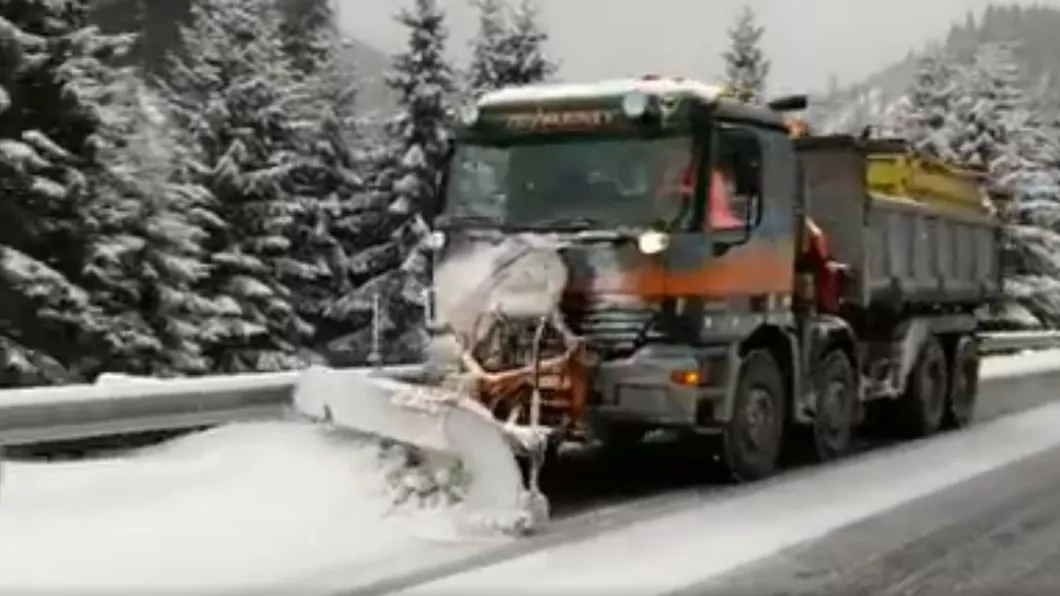 Iarna s-a instalat din nou Direcția Regională de Drumuri și Poduri intervine cu mai multe utilaje de deszăpezire - VIDEO