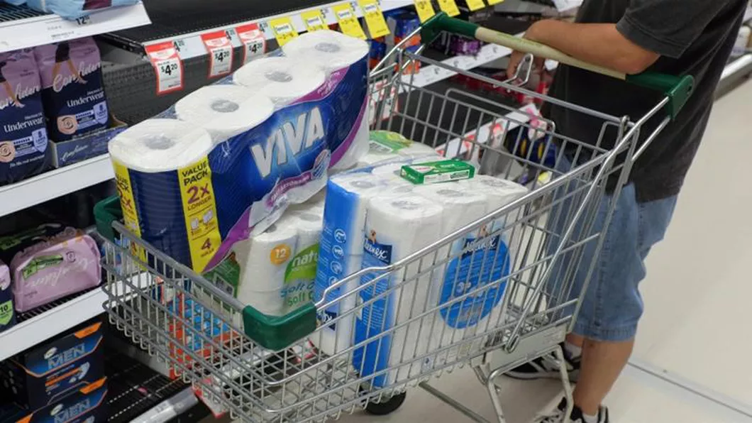 De ce cumpără oamenii baxuri întregi de hârtie igienică