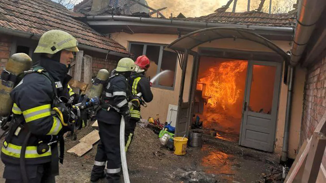 Exclusiv Incendiu la o anexă dintr-o localitate din Iaşi O persoană a suferit mai multe arsuri încercând să stingă focul