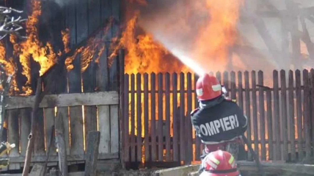 Tragedie într-o comună ieșeană A vrut să se sinucidă după ce a dat foc din greșeală la o anexă a casei
