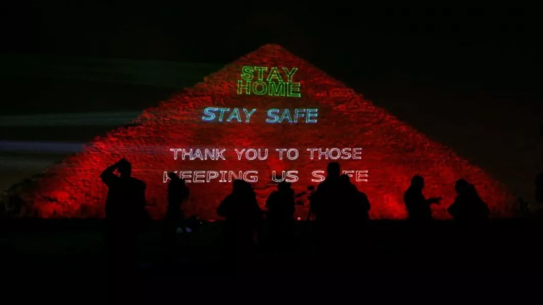 Mesaj dedicat luptei împotriva coronavirusului proiectat pe Marea Piramidă din Giza