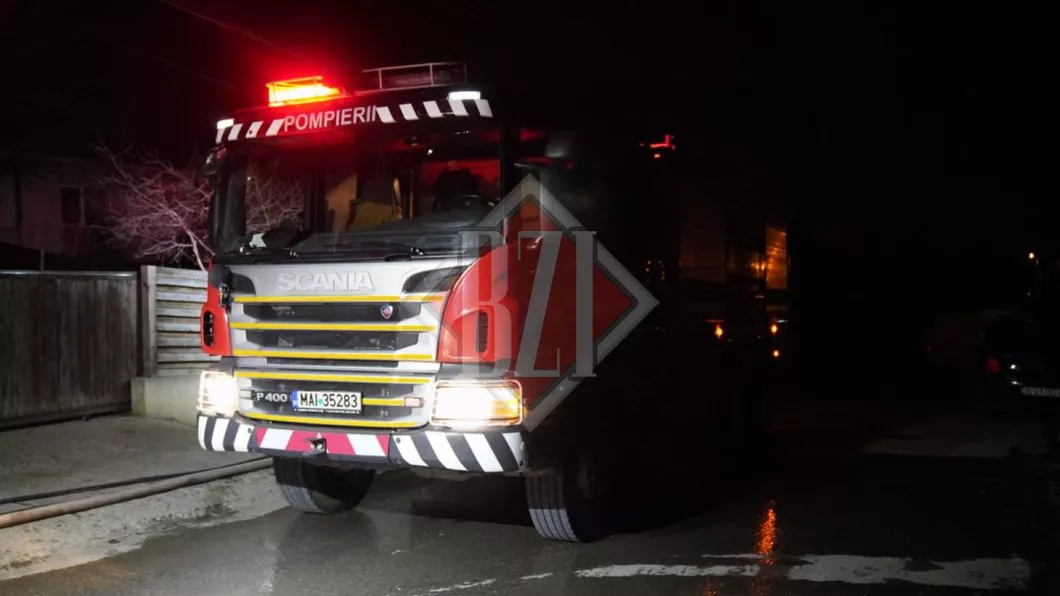 Un autoturism a luat foc din cauza unui tomberon incendiat