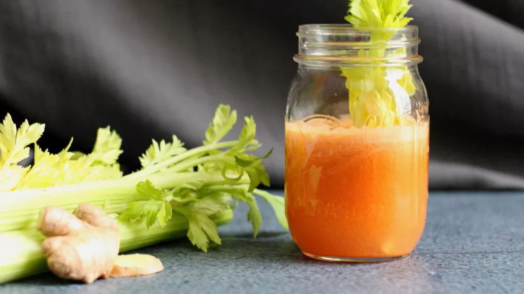Ingrediente pentru un smoothie cu morcov şi ţelină