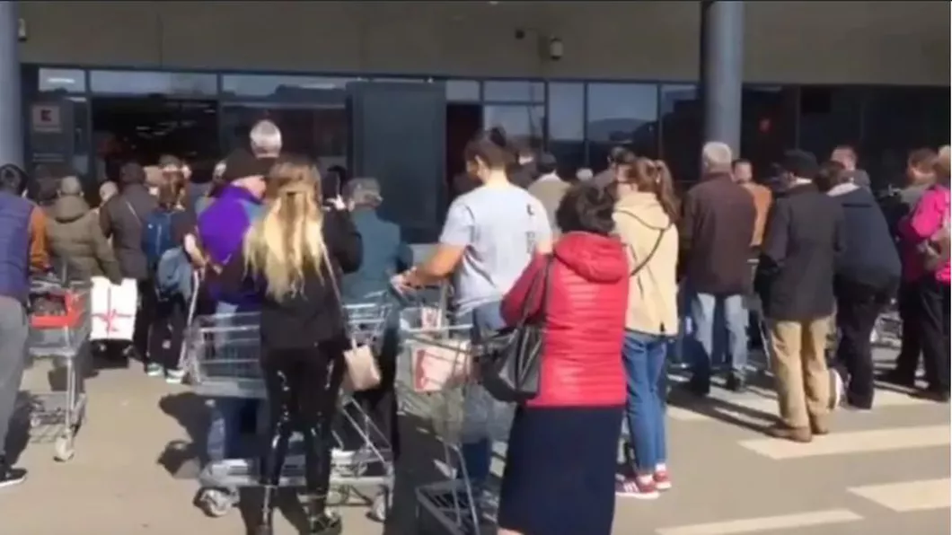 Starea de urgenţă bagă panica în ieşeni Cozi interminabile la supermarketurile din Iaşi - VIDEO