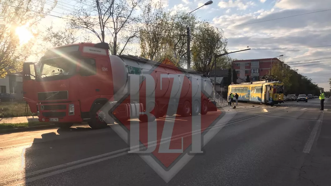 Exclusiv Accident rutier în Iași. O cisternă a lovit în plin un tramvai - Live Video Galerie Foto