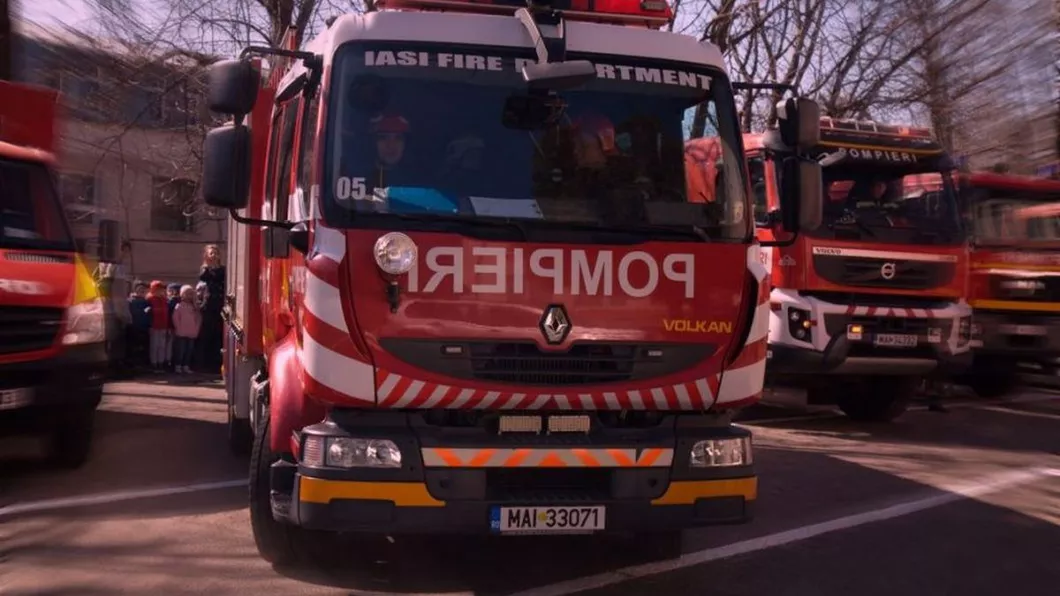 Intervenție extremă a pompierilor. Incendiu puternic în municipiu pe cea mai importantă stradă din Copou