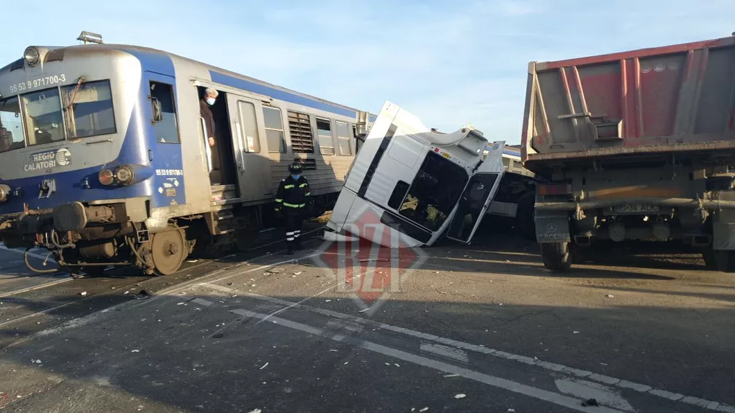 Exclusiv Tragedie feroviară la Iași. Un tren a deraiat după ce a lovit în plin un camion - Update  Live Video Galerie Foto