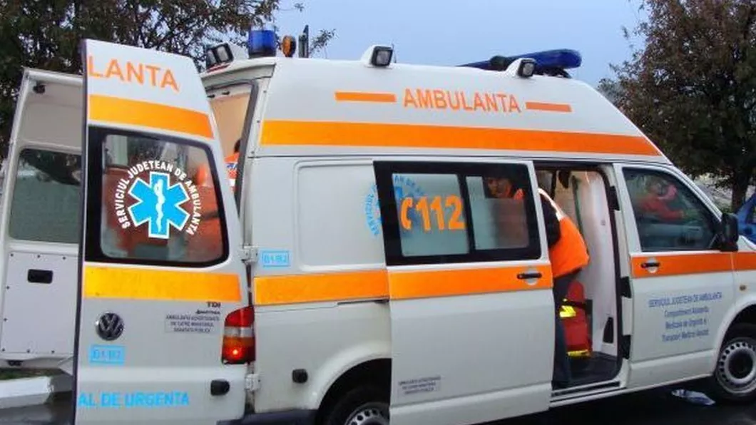 O ambulanță SMURD care transporta un pacient spre spital a căzut un șanț