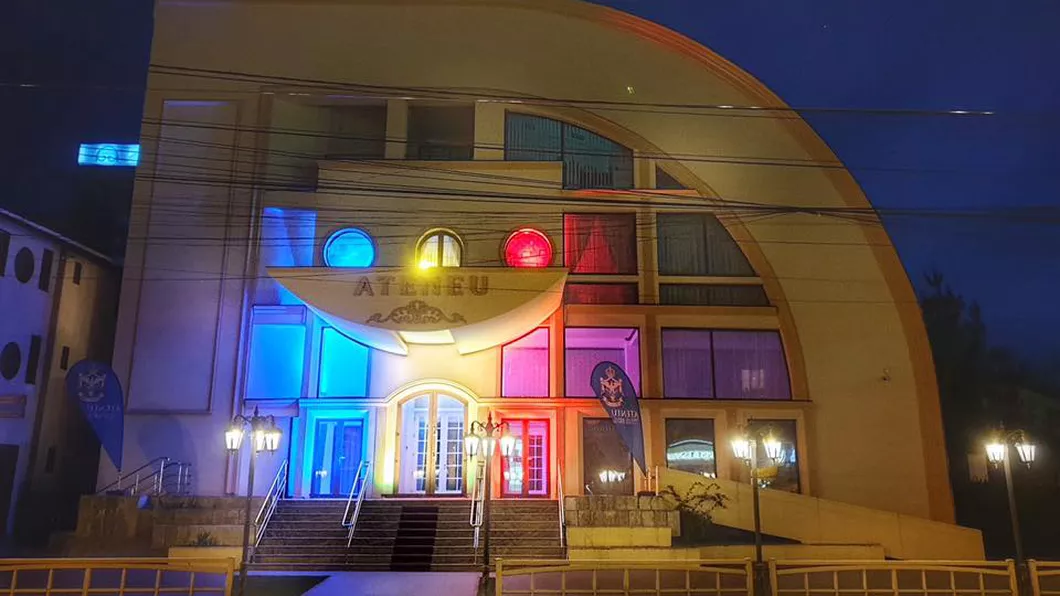 Ateneul Naţional din Iaşi luminat în culorile tricolorului în semn de solidaritate