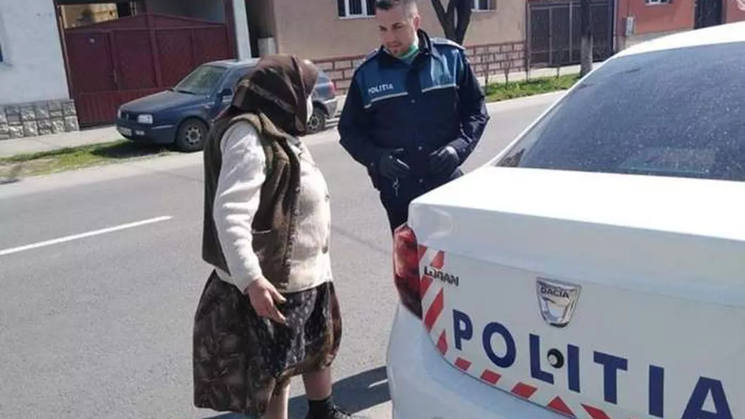 FOTO - Bătrânică dusă cu maşina de poliţie acasă. Nu voia să depăşească intervalul orar permis vârstnicilor