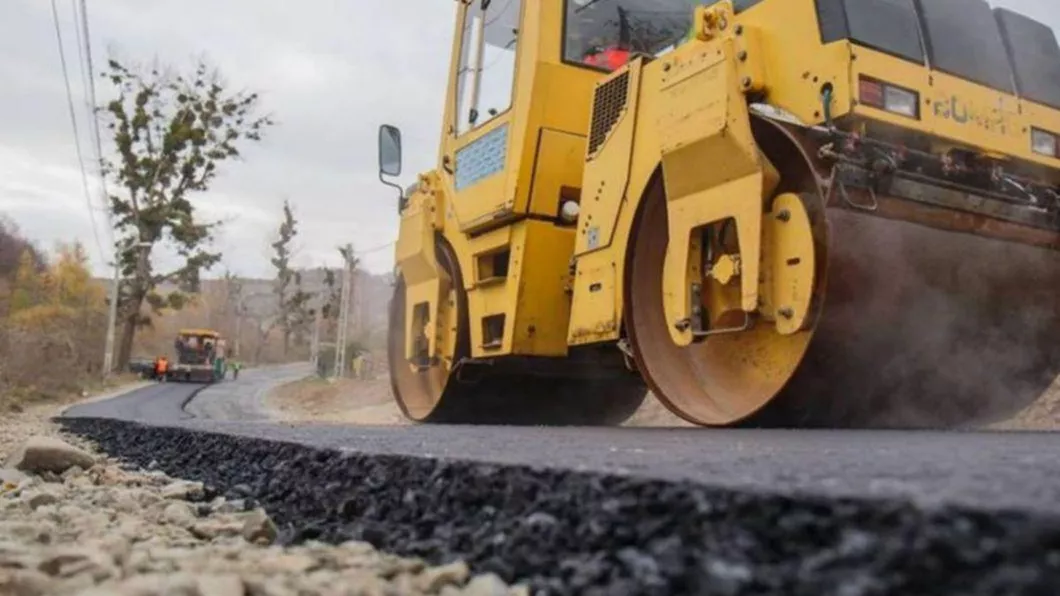 O firmă de transport s-a apucat de asfaltări Contractul este pus la dispoziție de comuna Hălăucești