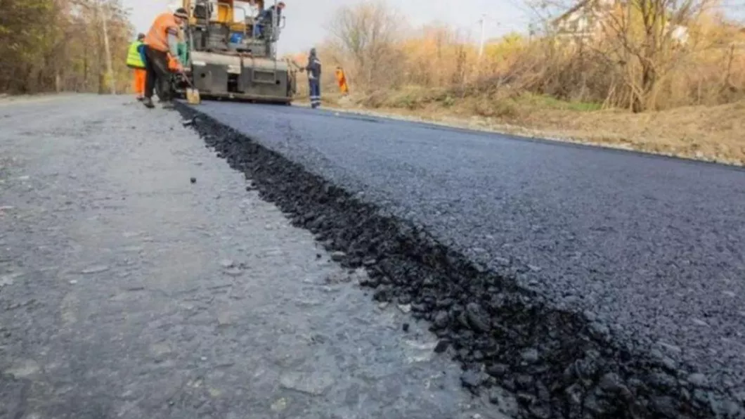 Continuă lucrările pe drumul spre Țibănești. Se dezinfectează și drumurile județene