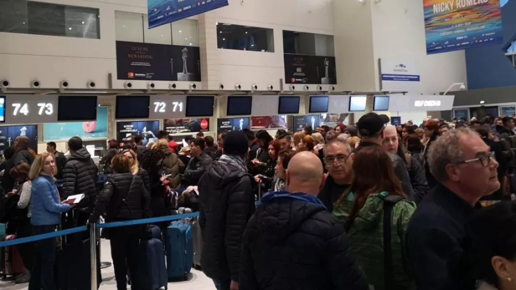 Scandal la Aeroportul Otopeni Sute de oameni blocați ore în șir Suntem închiși nu e nimeni