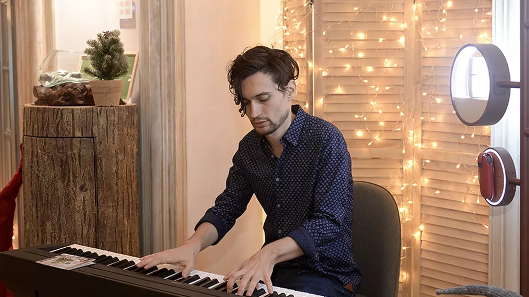 Un pianist compune muzică din izolare Mă motivează gândul că normalitatea va reveni în viața noastră - VIDEO