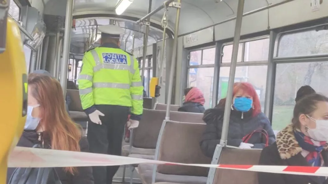 Gata cu gluma Polițiștii îi controlează pe ieșenii care intră în mijloacele de transport public. Oamenii vor cu orice preț să ajungă la locul de muncă