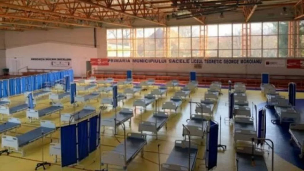 Spital de campanie amenajat într-o sală de sport Este complet dotat inclusiv cu duşuri pentru decontaminare