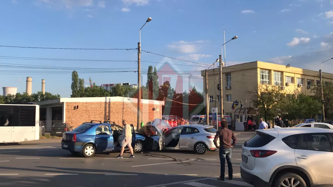 Exclusiv Accident rutier în Iași. Două mașini au fost implicate - Galerie Foto Live Video