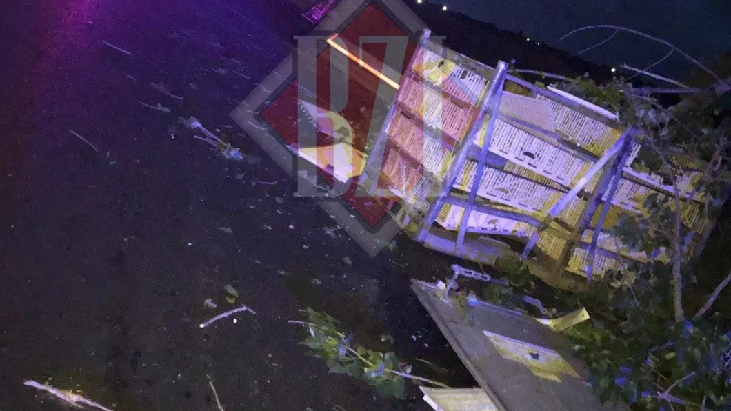 Exclusiv Accident rutier într-o localitate ieșeană. Un tir s-a răsturnat - Galerie Foto Video