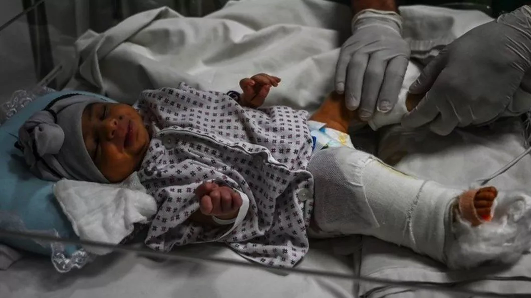 Caz incredibil Un bebeluș a supraviețuit după ce a fost împușcat de două ori într-un atac armat
