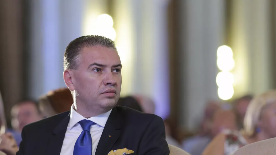 S-a aflat adevărul El este trădătorul din PNL care a făcut fotografia cu Ludovic Orban şi miniştrii petrecând la Palatul Victoria