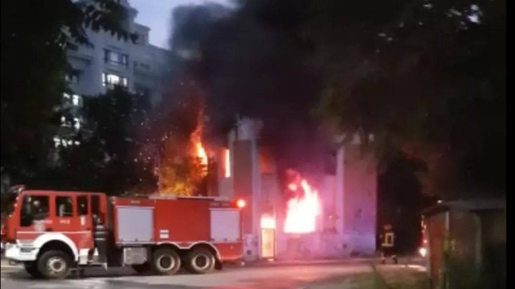 Incendiu puternic în București. O clădire din Capitală a fost cuprinsă de flăcări
