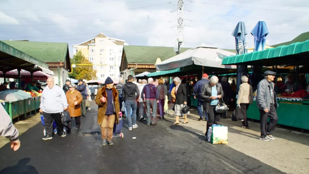 Piețele agroalimentare din Iași sunt mai aglomerate ca niciodată. Numeroși comercianți sunt amendați pentru că expun produsele pe trotuar
