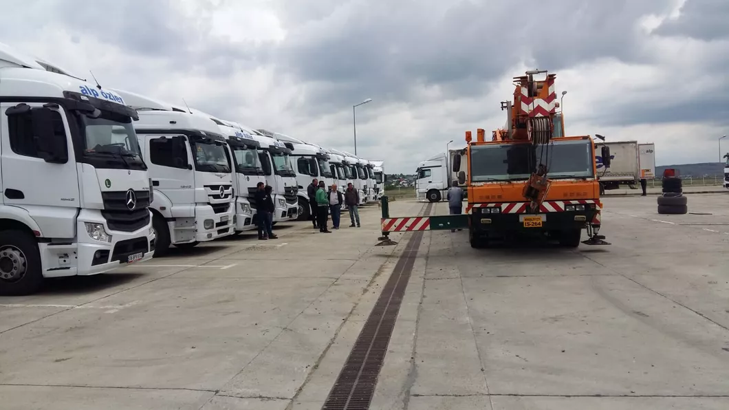 Exclusiv Primele TIR-uri care transportă containerele ce vor compune spitalul mobil pentru bolnavii de COVID-19 au ajuns la Lețcani - GALERIE FOTOUPDATE
