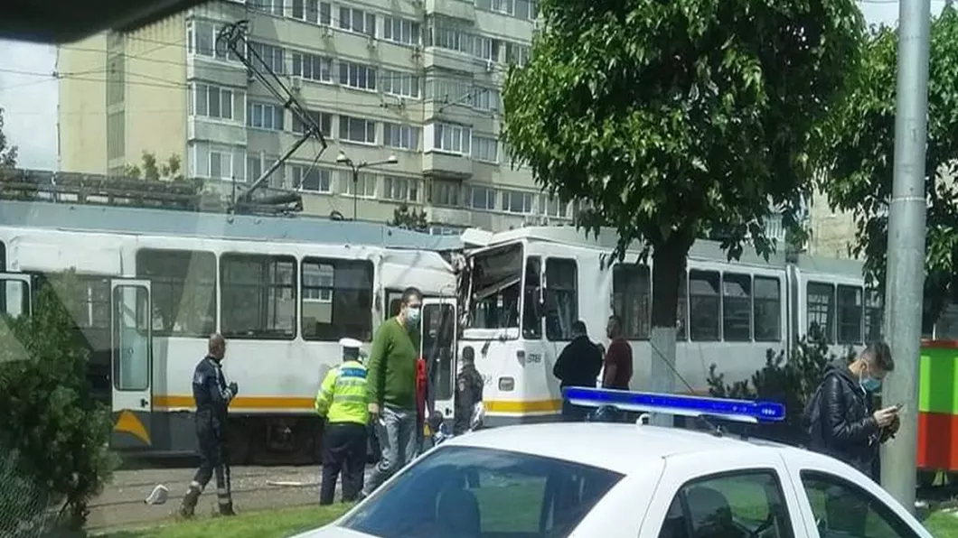 Coliziune între două tramvaie în Capitală. Mai mulți călători au fost răniți - VIDEO UPDATE