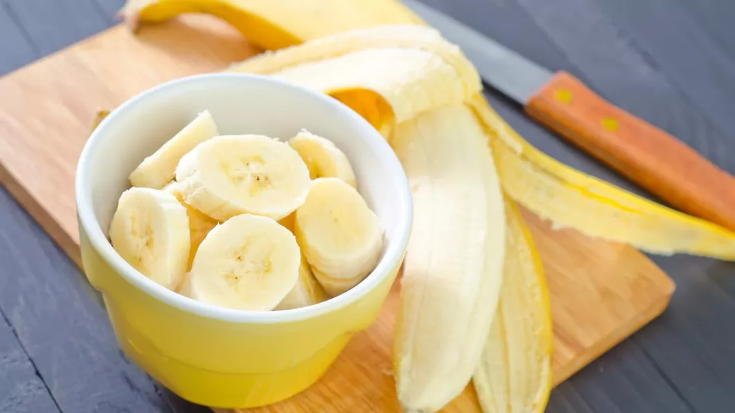 De ce ar trebui să îți începi ziua cu o banană și un pahar cu apă caldă