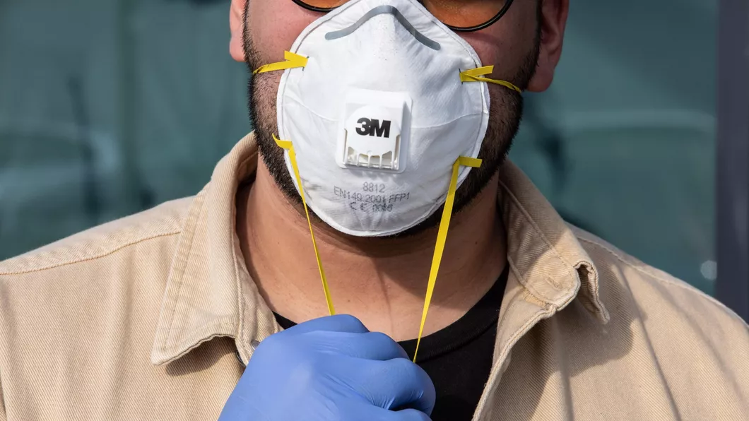 Cât rămân particulele de coronavirus în aer după ce o persoană infectată vorbește fără mască