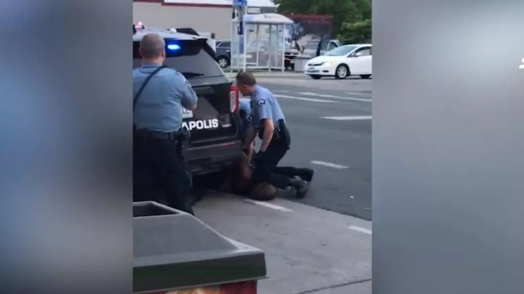 Revoltă în SUA Un bărbat de culoare a murit după ce un poliţist a inghenunchiat pe gâtul lui - VIDEO