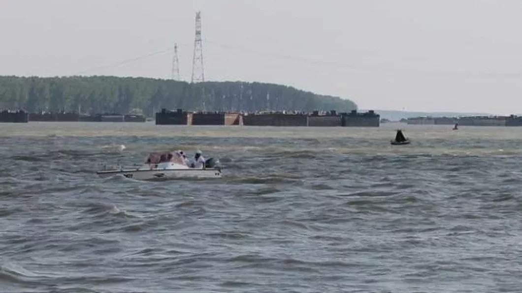 O barcă cu zece persoane s-a răsturnat în Dunăre. Pompierii acţionează - UPDATE