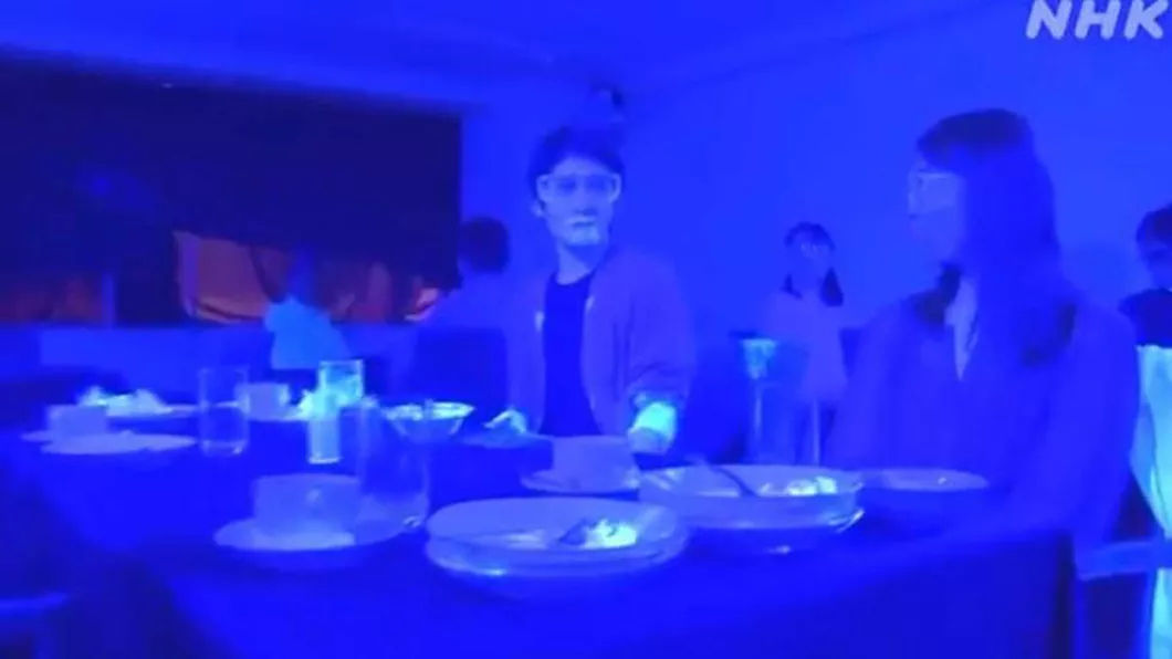 Cum şi cât de rapid se infectează 10 persoane aflate la o masă la restaurant - VIDEO