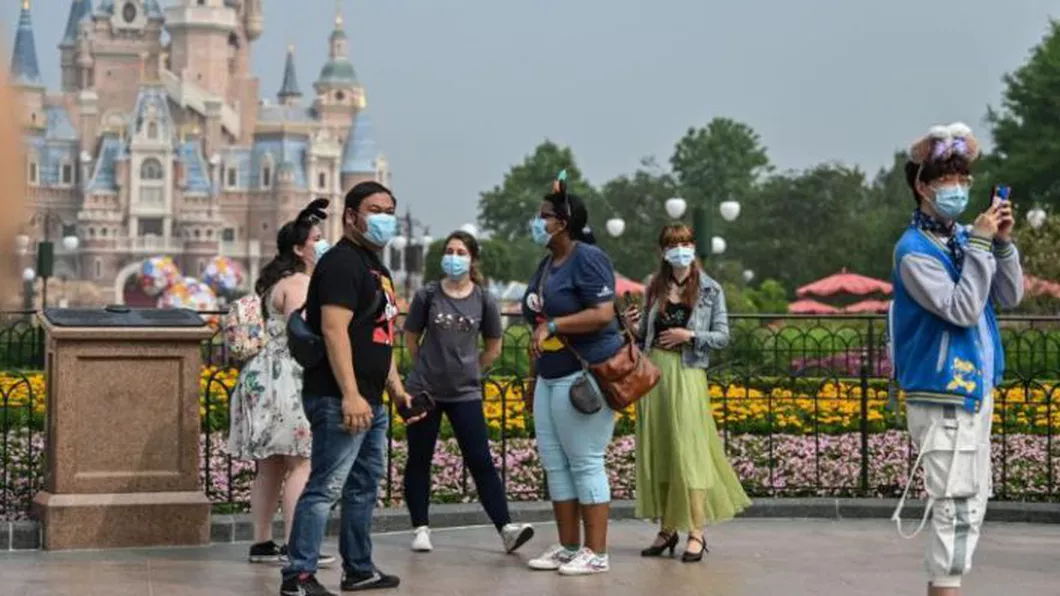Disneyland din Shanghai redeschis cu măști și fără focuri de artificii