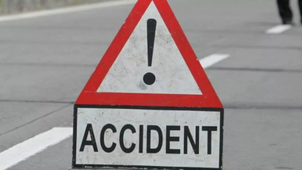 Încă un accident pe străzile din România Au fost implicate două maşini şi un TIR