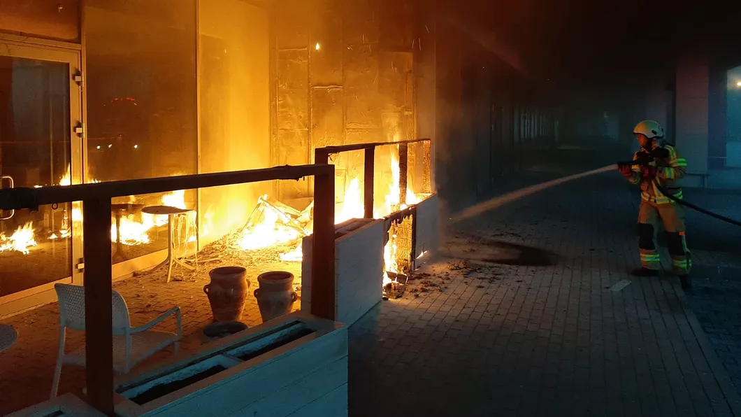 Incendiu la un complex din Oradea. Mai multe echipaje au intervenit - VIDEO