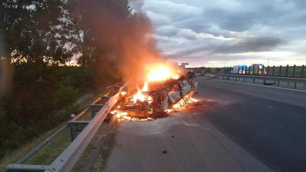 Un autoturism a luat foc pe Autostrada Soarelui - FOTO