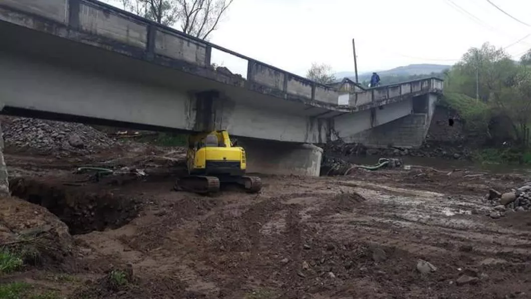 Un pod din Cluj s-a rupt din cauza traficului greu. Podul avea aproximativ 70 de ani