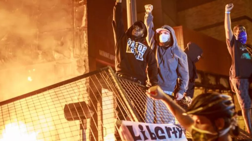 Revolta generală în SUA După Minneapolis alte două oraşe s-au confruntat cu acţiuni violente - VIDEO