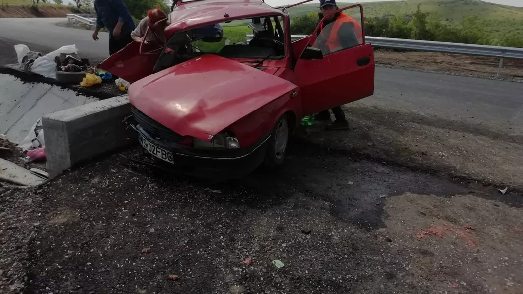 Accident rutier cu două victime în Iaşi Două persoane au ajuns la spital după ce au intrat cu Dacia într-un cap de pod