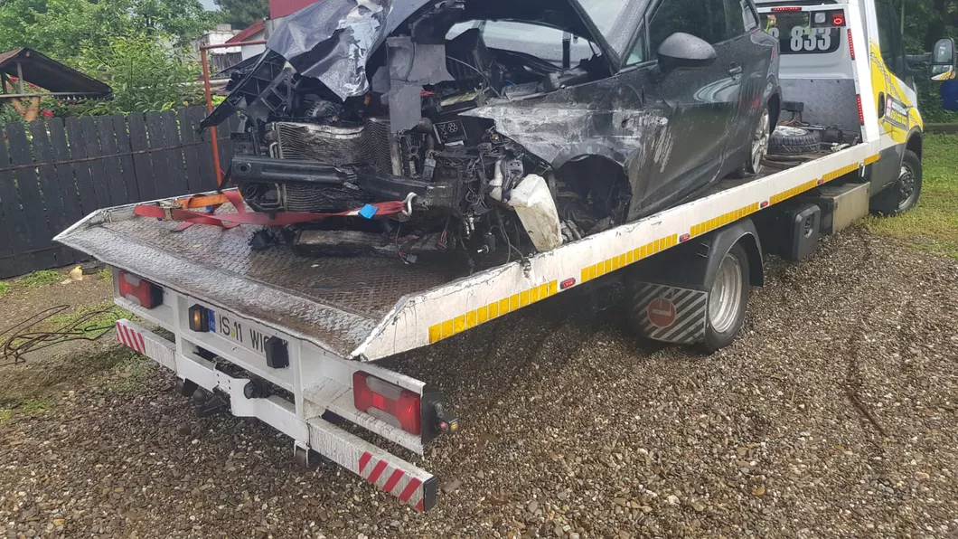Accident rutier după ce o tânără a intrat într-un stâlp cu autoturismul Nu era obişnuită cu maşina EXCLUSIV