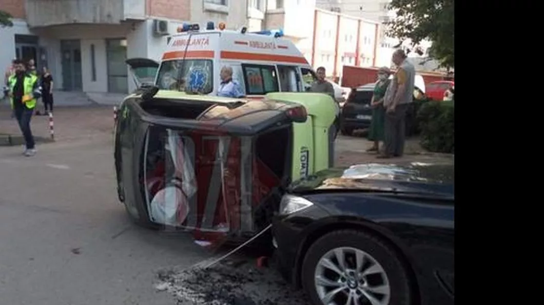 Accident rutier în municipiul Iaşi O maşină s-a răsturnat după un impact puternic