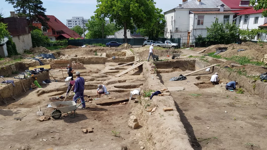 Descoperire arheologică cu 200 de morți în centrul Iașului la Biserica Sfinții Atanasie și Chiril  DETALII ȘI GALERIE FOTO EXCLUSIVA
