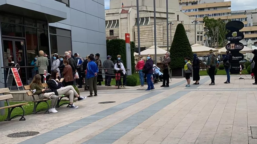 Bătaie de joc la adresa ieşenilor Cozi uriaşe la E.ON Oamenii aşteaptă şi ore întregi - FOTO